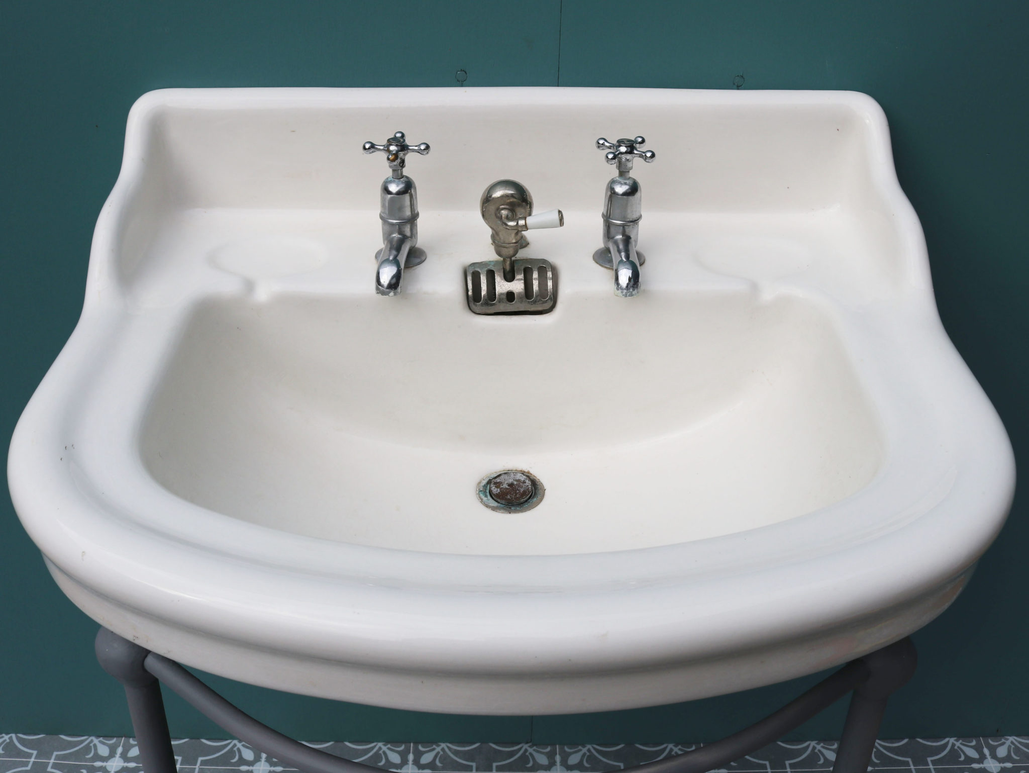An Antique Porcelain Wash Basin UK Architectural Heritage