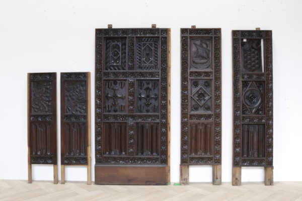 Antique English Carved Oak Wall Panelling 9.75 m (32 ft)