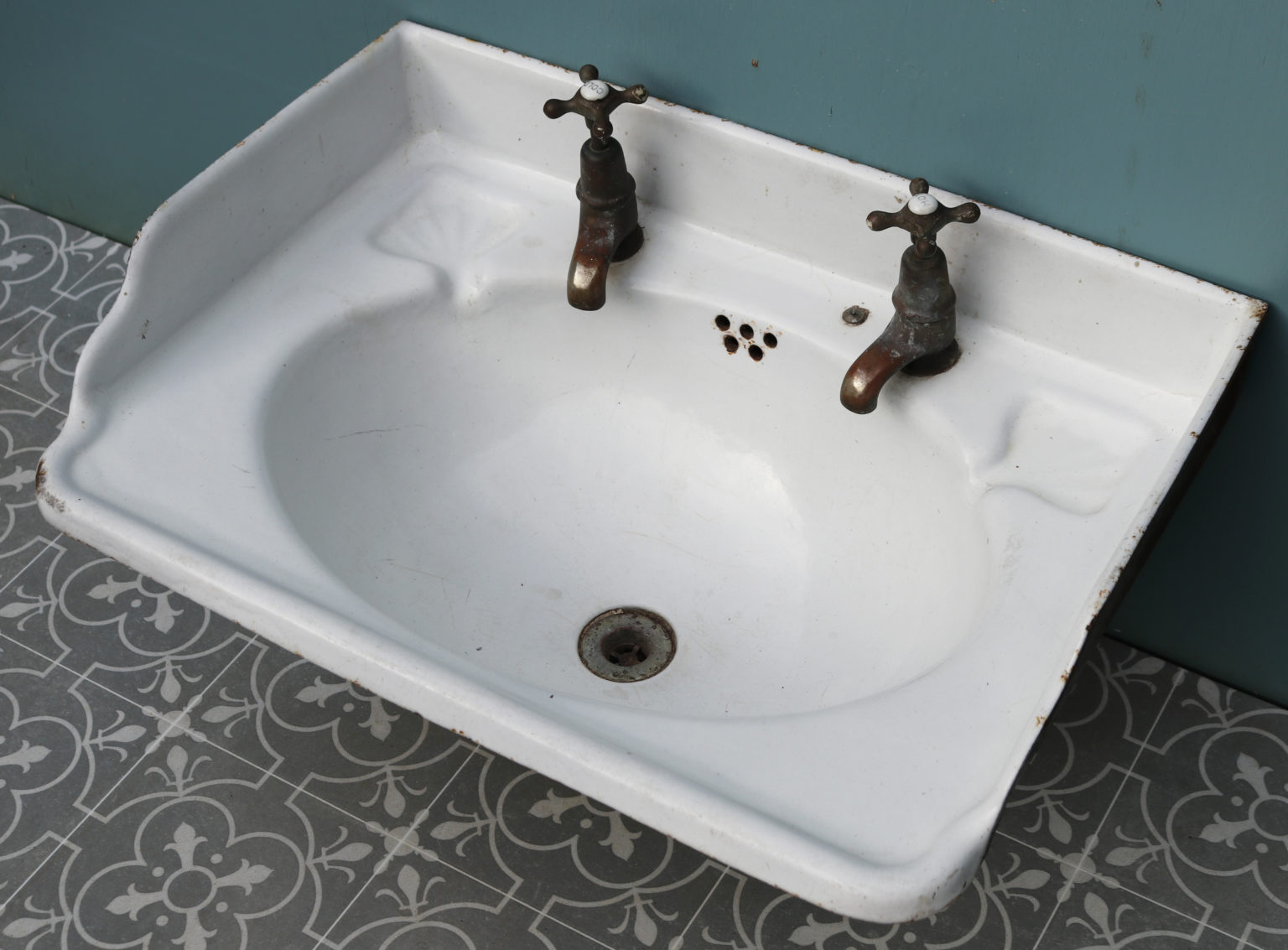 An Antique Vitreous Enamelled Cast Iron Wash Basin UK Architectural